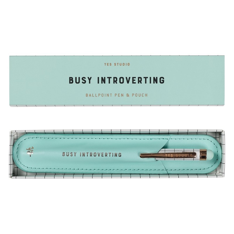 مقلمة مع قلم بطبعة تحمل عبارة (Busy Introverting) من Yes Studio