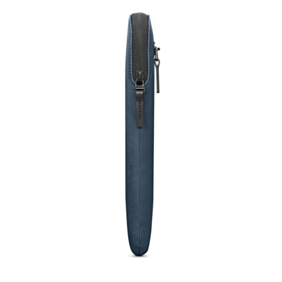 Incase Compact Sleeve Thunderbolt 3 USB C Navy for 15 Ich Macbook Pro Retina/Pro